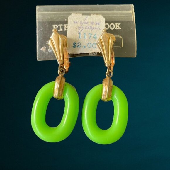 Vintage Acrylic Green Oval Gold Tone Dangle Earrings Original Card Clip-ons - Picture 4 of 6